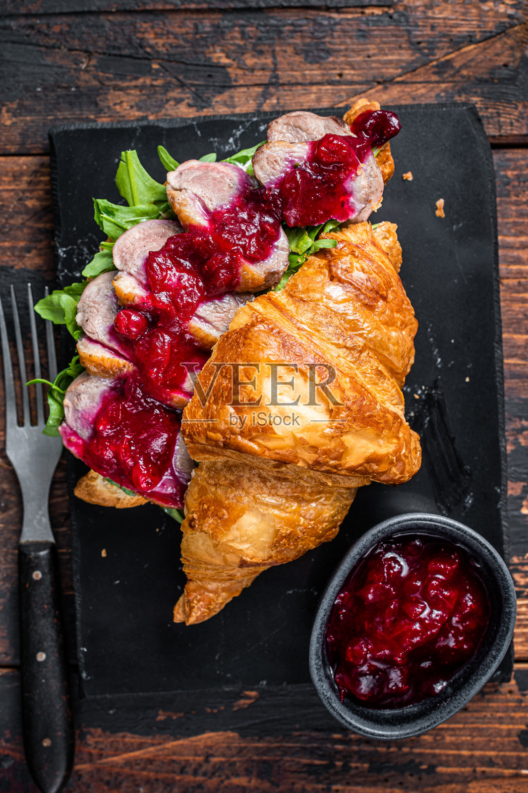 鸭胸肉片，芝麻菜和酱汁三明治。深色木制背景。俯视图照片摄影图片