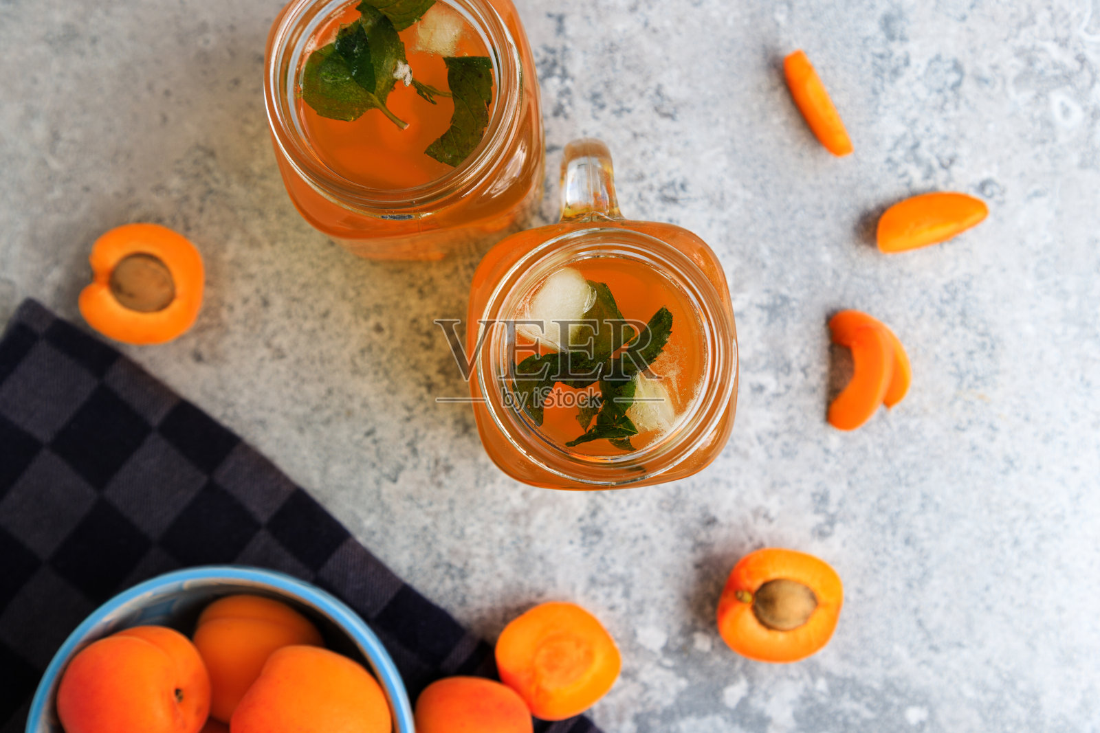 两杯杏子饮料照片摄影图片