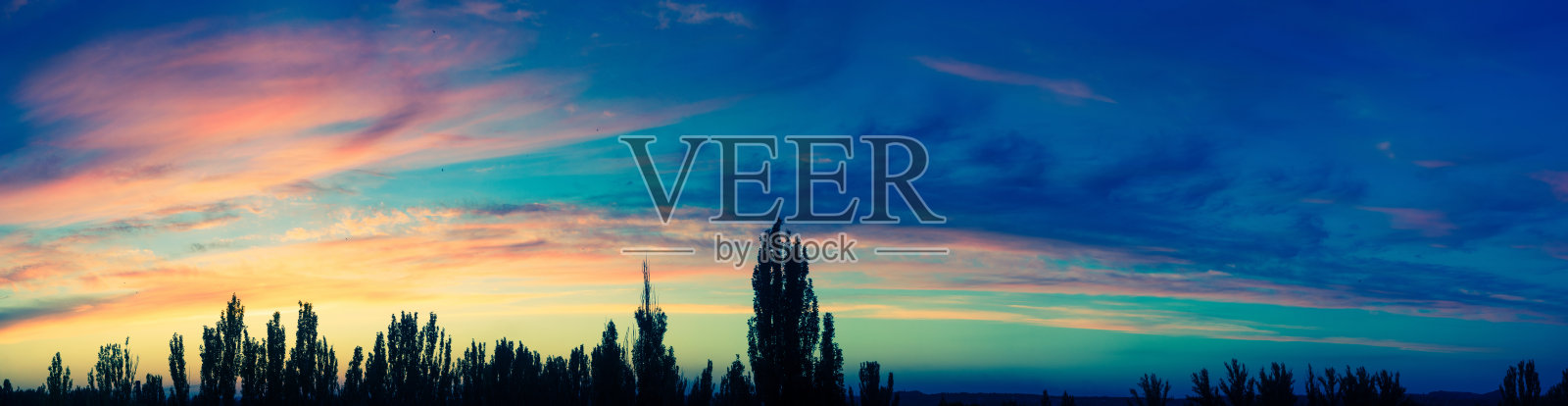 风景与戏剧性的光-美丽的金色日落与饱和的天空和云。照片摄影图片