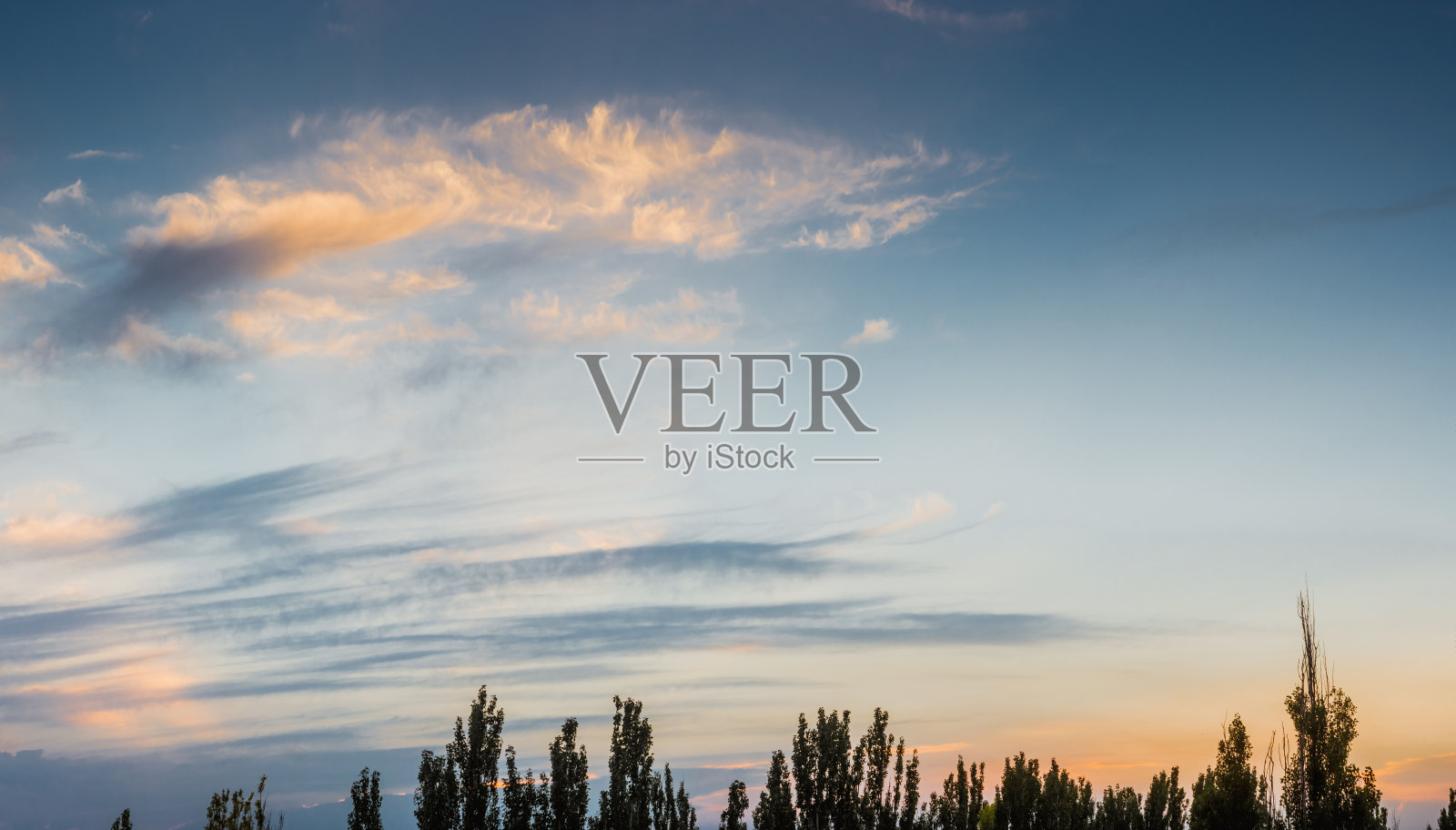 风景与戏剧性的光-美丽的金色日落与饱和的天空和云。照片摄影图片