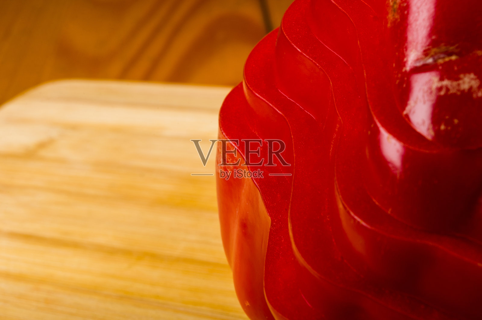 将切好的红辣椒、甜椒堆在竹板上照片摄影图片