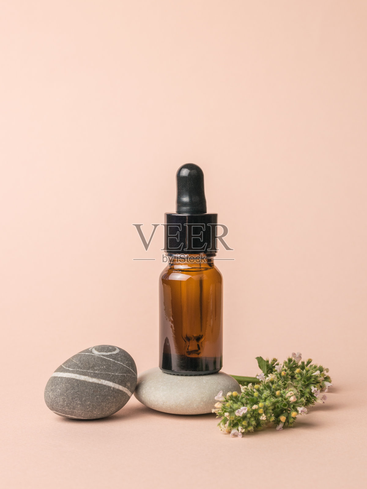 米色背景上有药用产品、石头和药草的瓶子。照片摄影图片