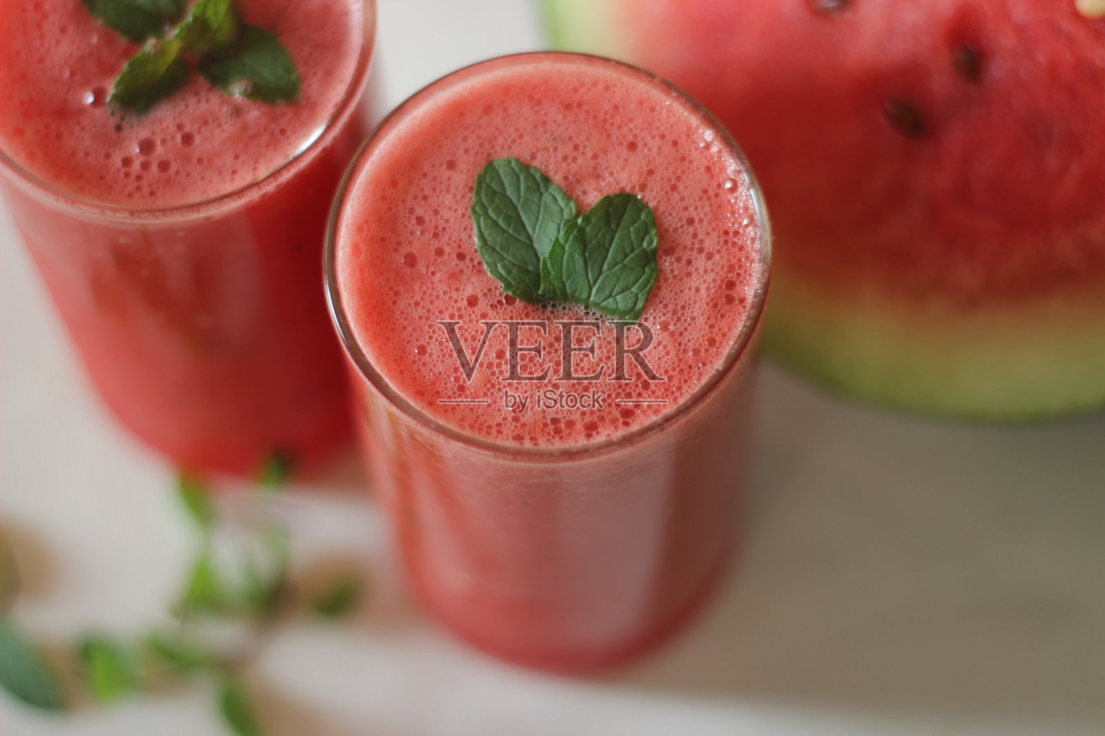 家里准备的新鲜西瓜汁。让你的身体保持凉爽来抵御夏天的炎热是有好处的。照片摄影图片