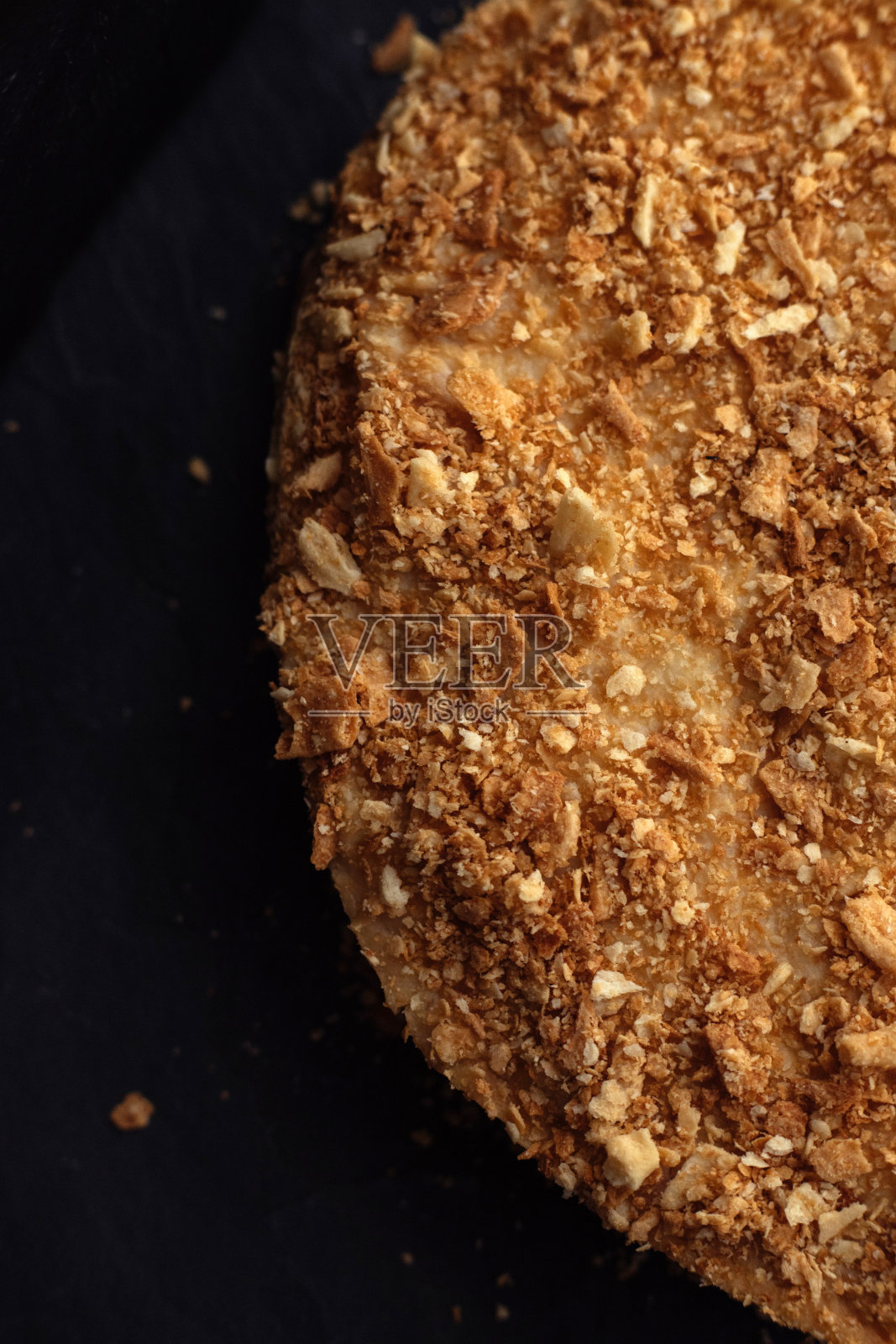 黑色背景上的拿破仑奶油蛋糕照片摄影图片