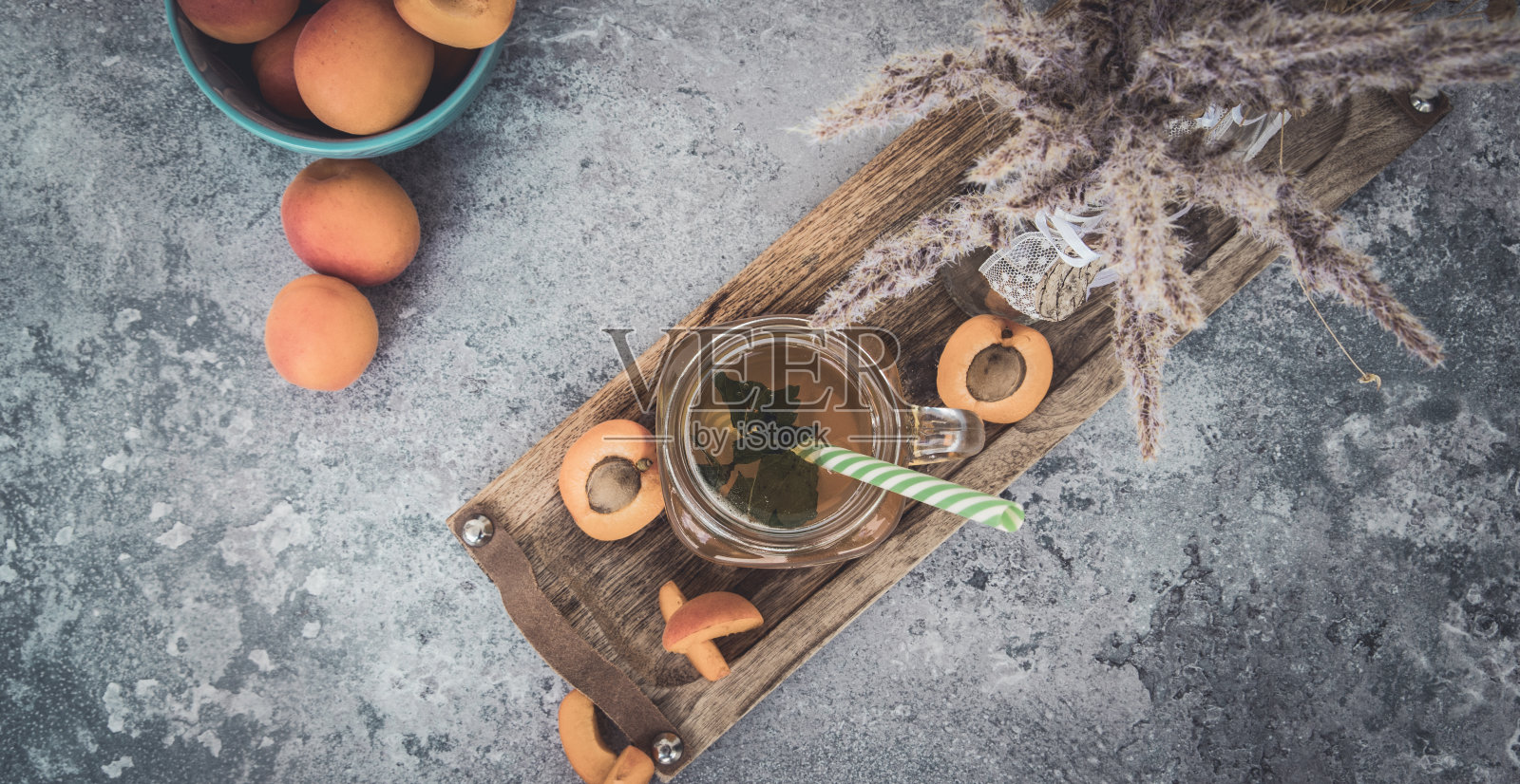 在石头桌上喝着夏天的酒照片摄影图片