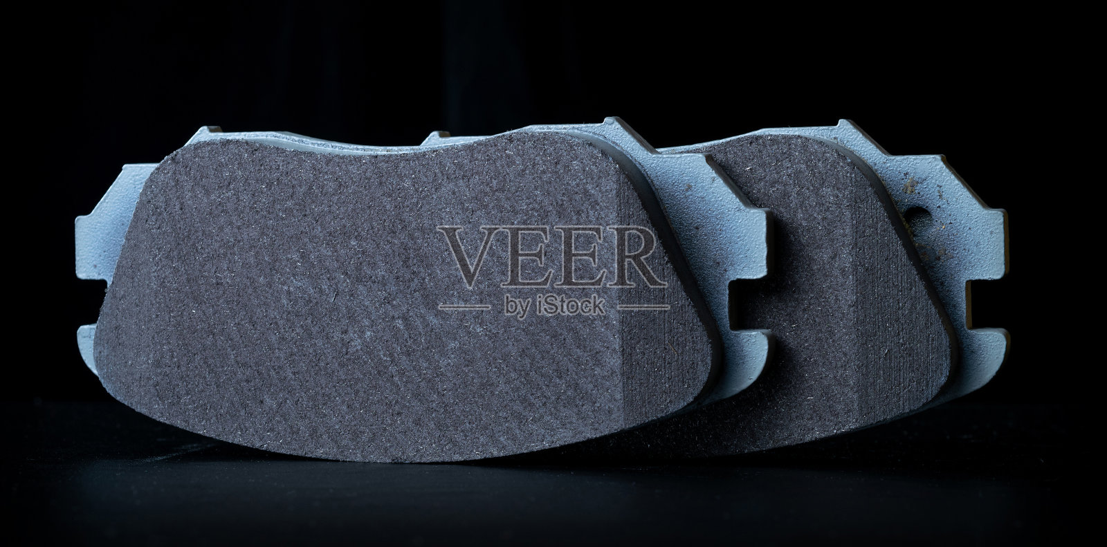 自动阀。汽车机械备件或汽车零件孤立在黑色背景上。新的金属汽车部件。平铺，俯视图，拷贝空间。照片摄影图片