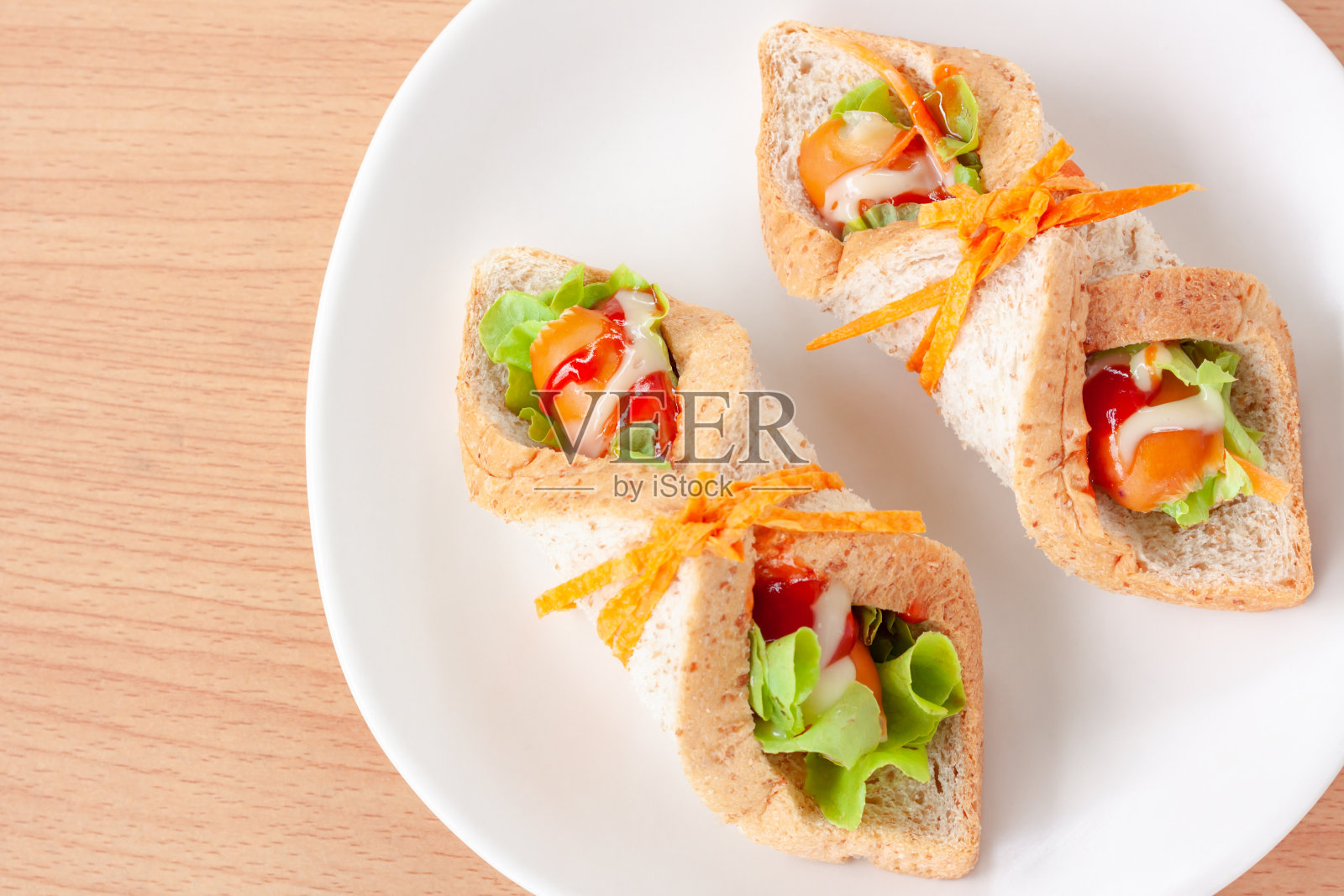 三明治全麦面包和香肠照片摄影图片