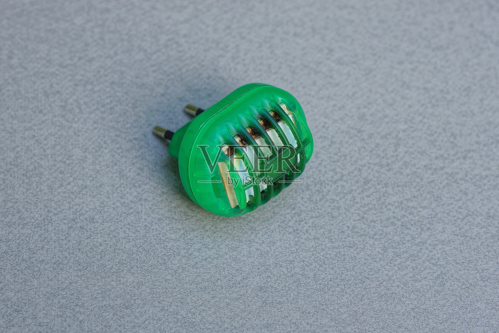 一个旧的绿色燃烧塑料熏蒸器照片摄影图片