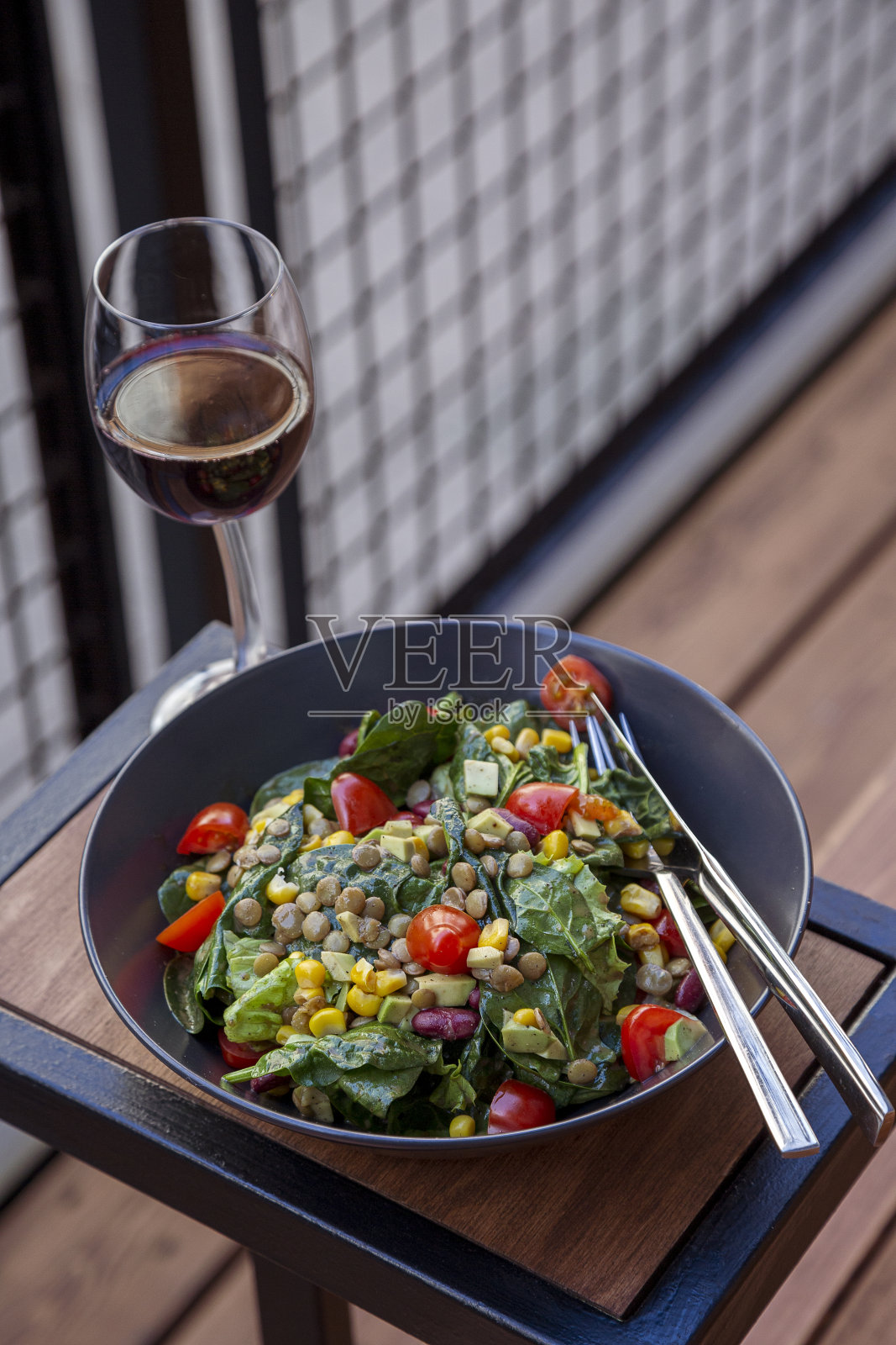 红酒和蔬菜沙拉照片摄影图片