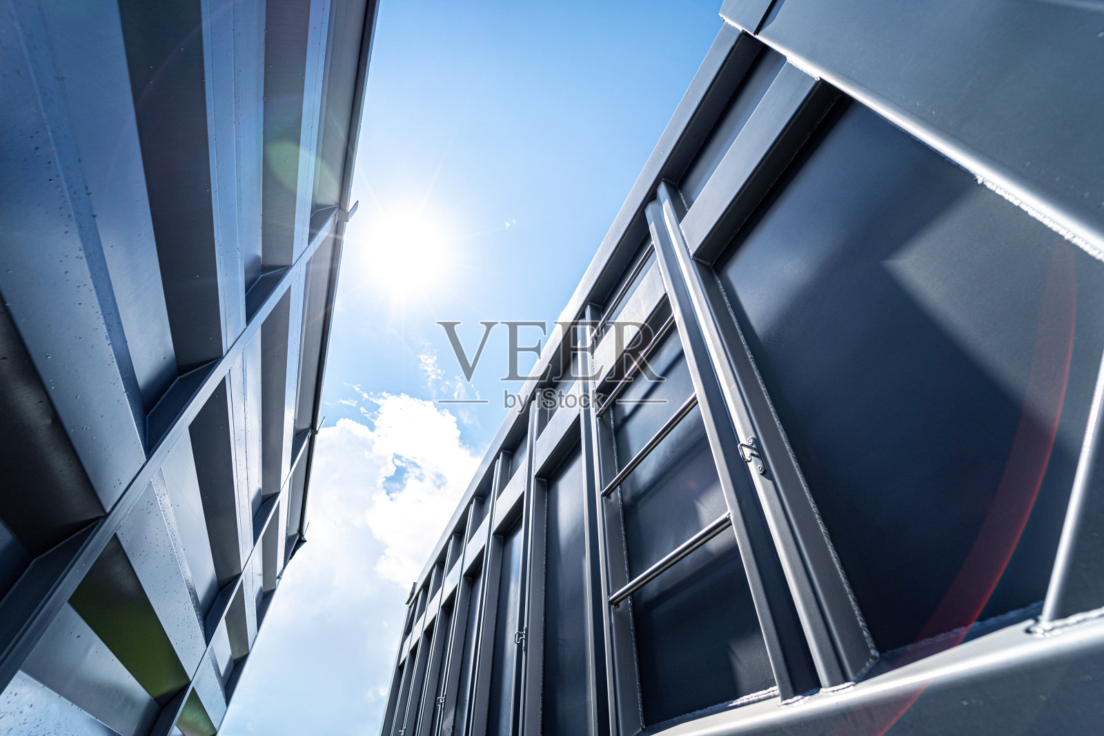 蓝天背景下的大型谷物卡车照片摄影图片