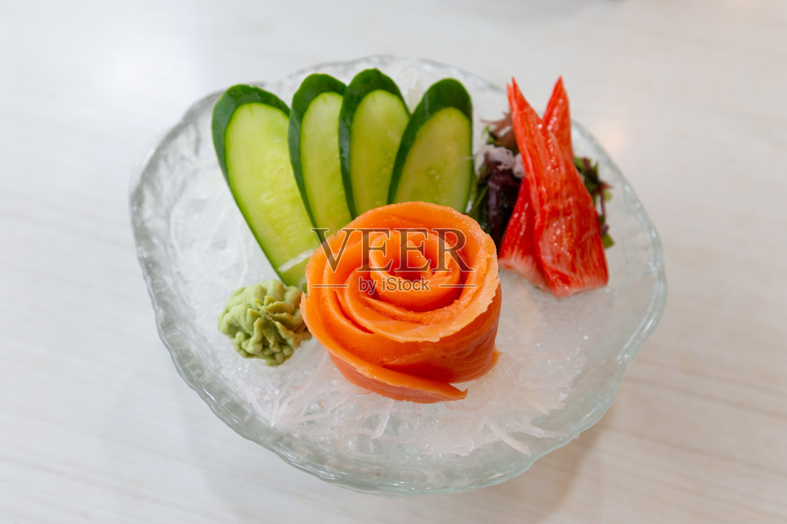 三文鱼寿司卷。照片摄影图片