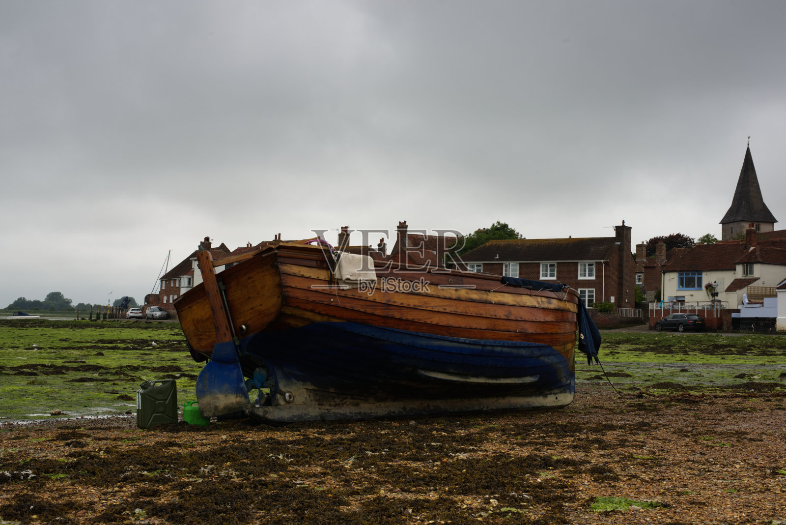 船在岸上俯瞰村庄照片摄影图片