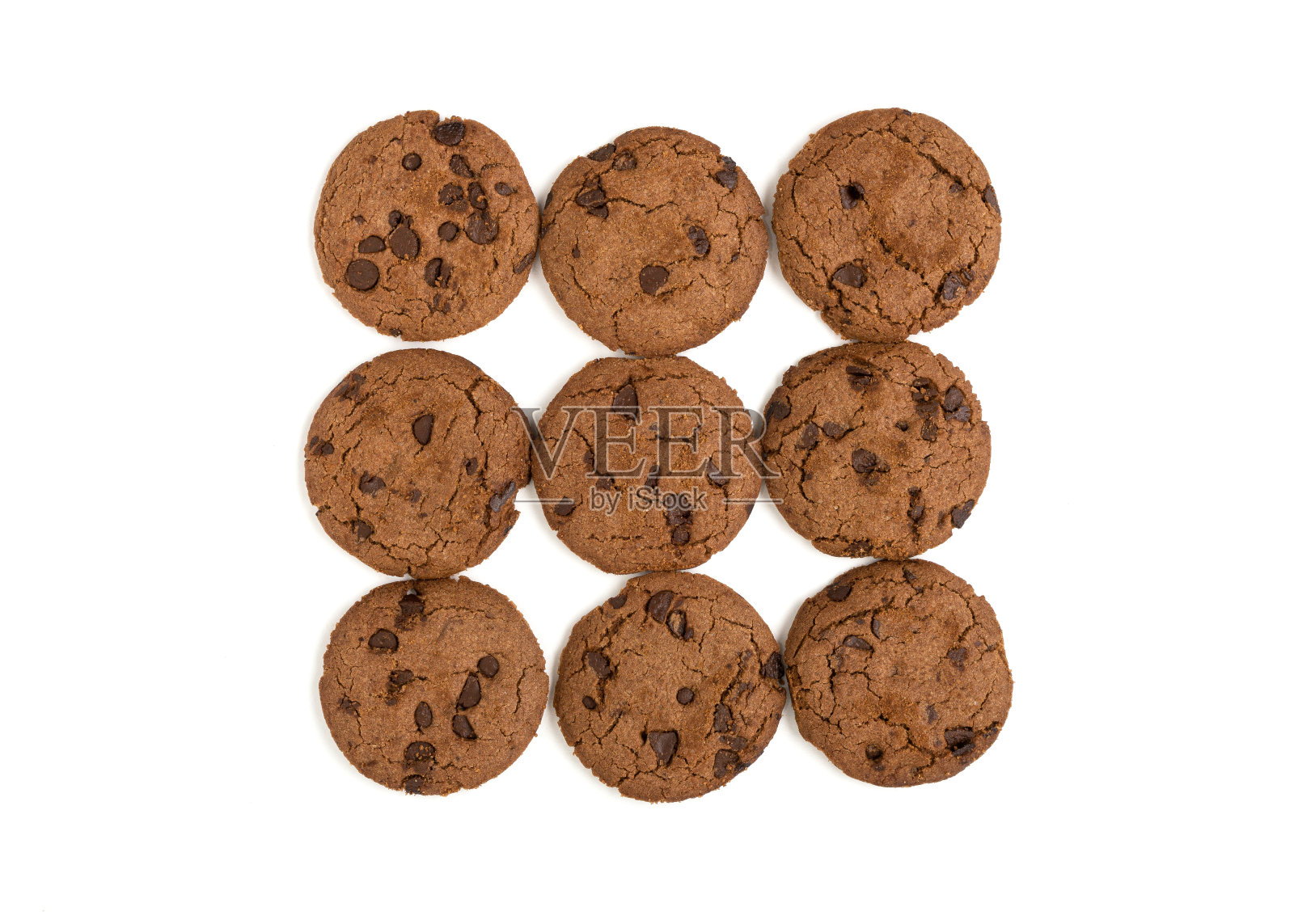 白色背景上孤立的巧克力片和棕色饼干。照片摄影图片