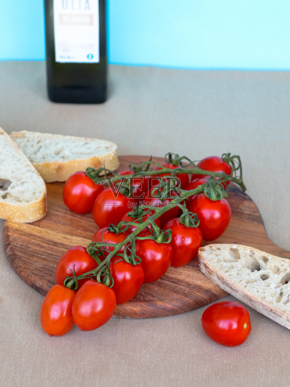 西红柿和面包片放在木砧板上照片摄影图片