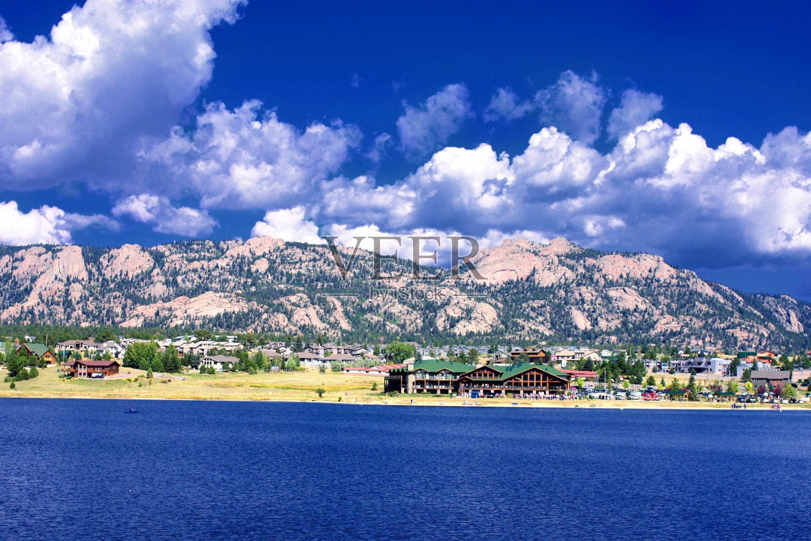 美国科罗拉多州湖滨避暑胜地的夏日风光照片摄影图片