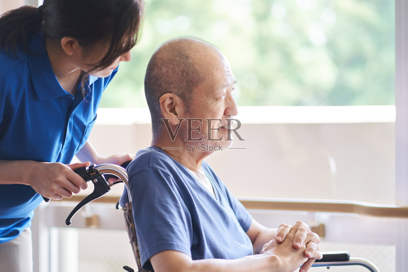 坐轮椅的老人和看护人照片摄影图片