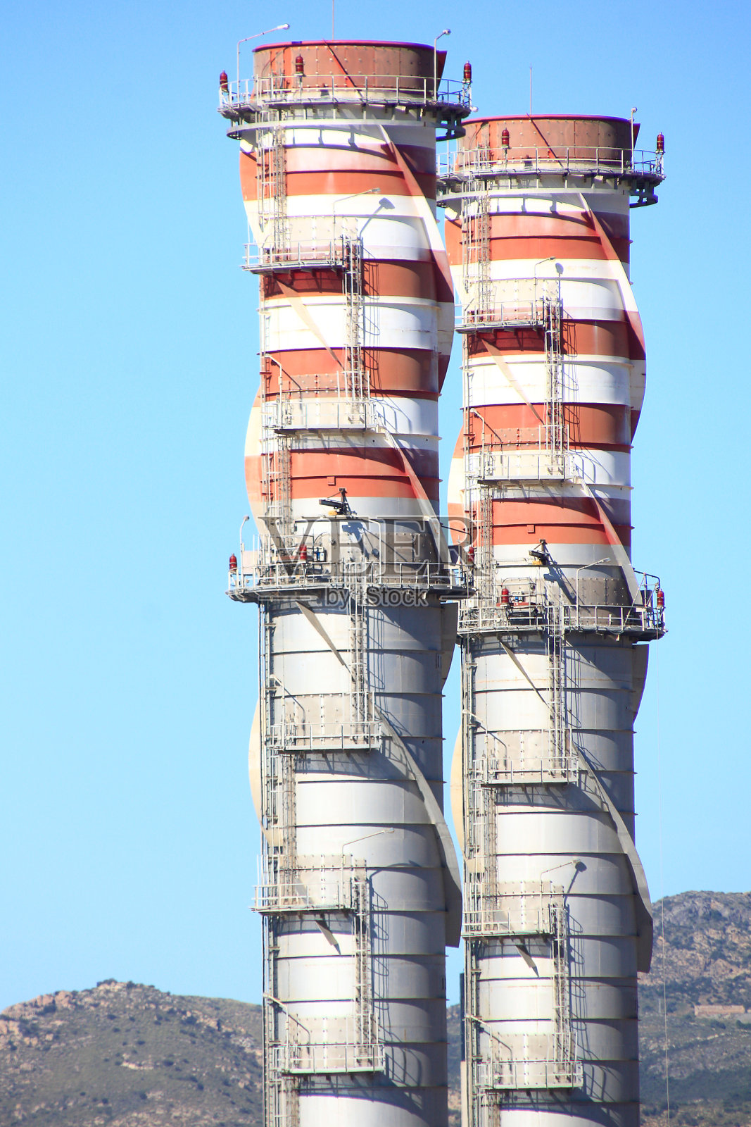 2019年8月16日，西班牙卡塔赫纳:炼油厂的大烟囱照片摄影图片