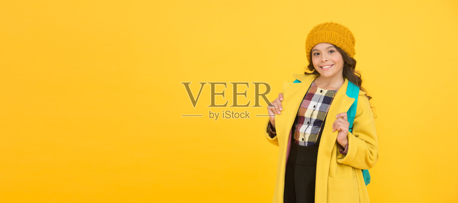 秋季时尚。小女孩戴着时髦的帽子和外套。女生喜欢的孩子。美学的衣服。秋季服装。现代青少年服装概念。日常学校生活的装备。感觉很酷很时尚照片摄影图片