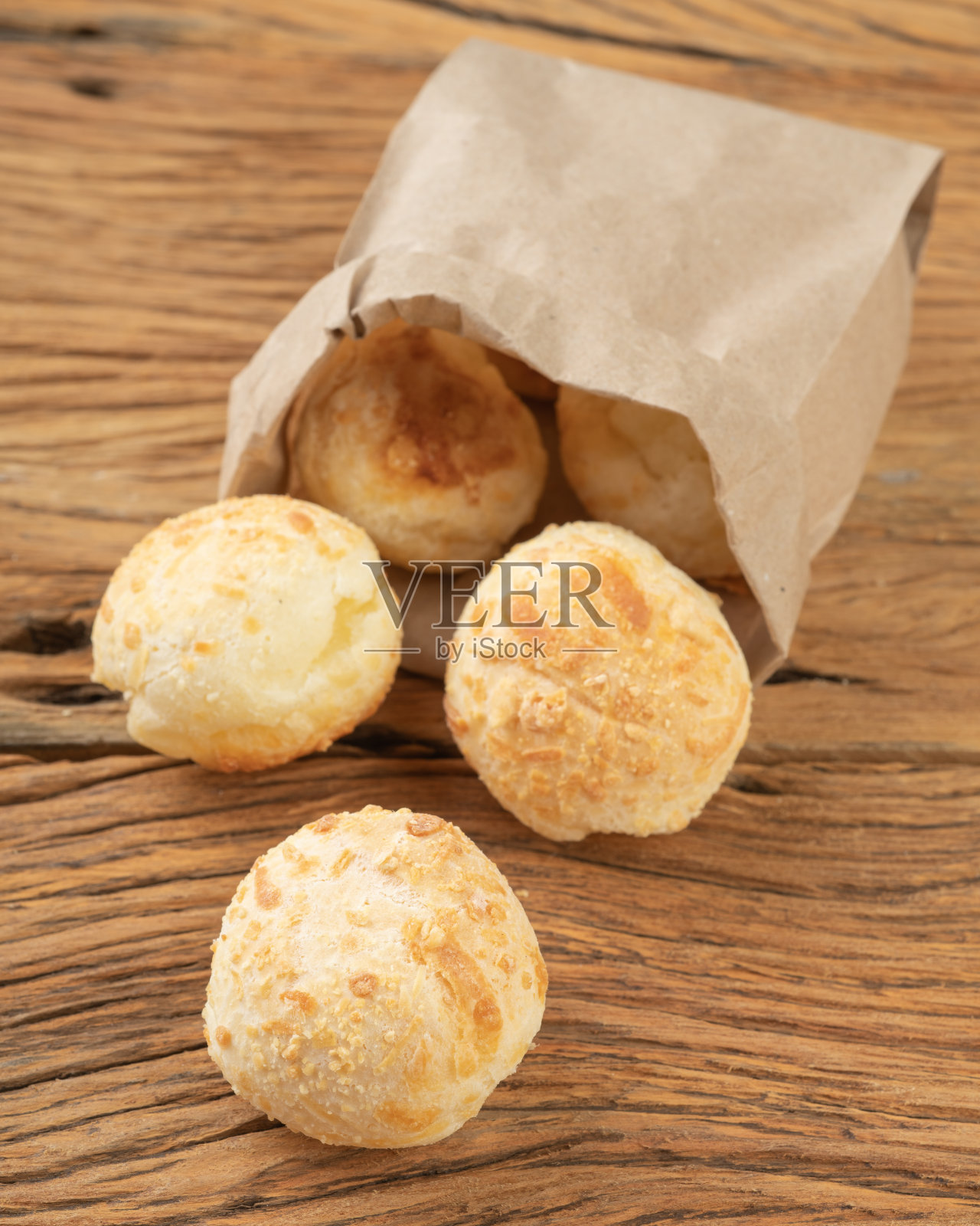 典型的巴西奶酪面包装在纸袋里放在木桌上照片摄影图片