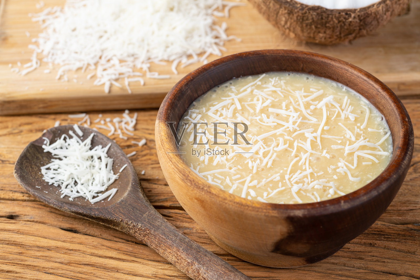 奶油科卡达，传统的巴西椰子糖和碎椰子照片摄影图片