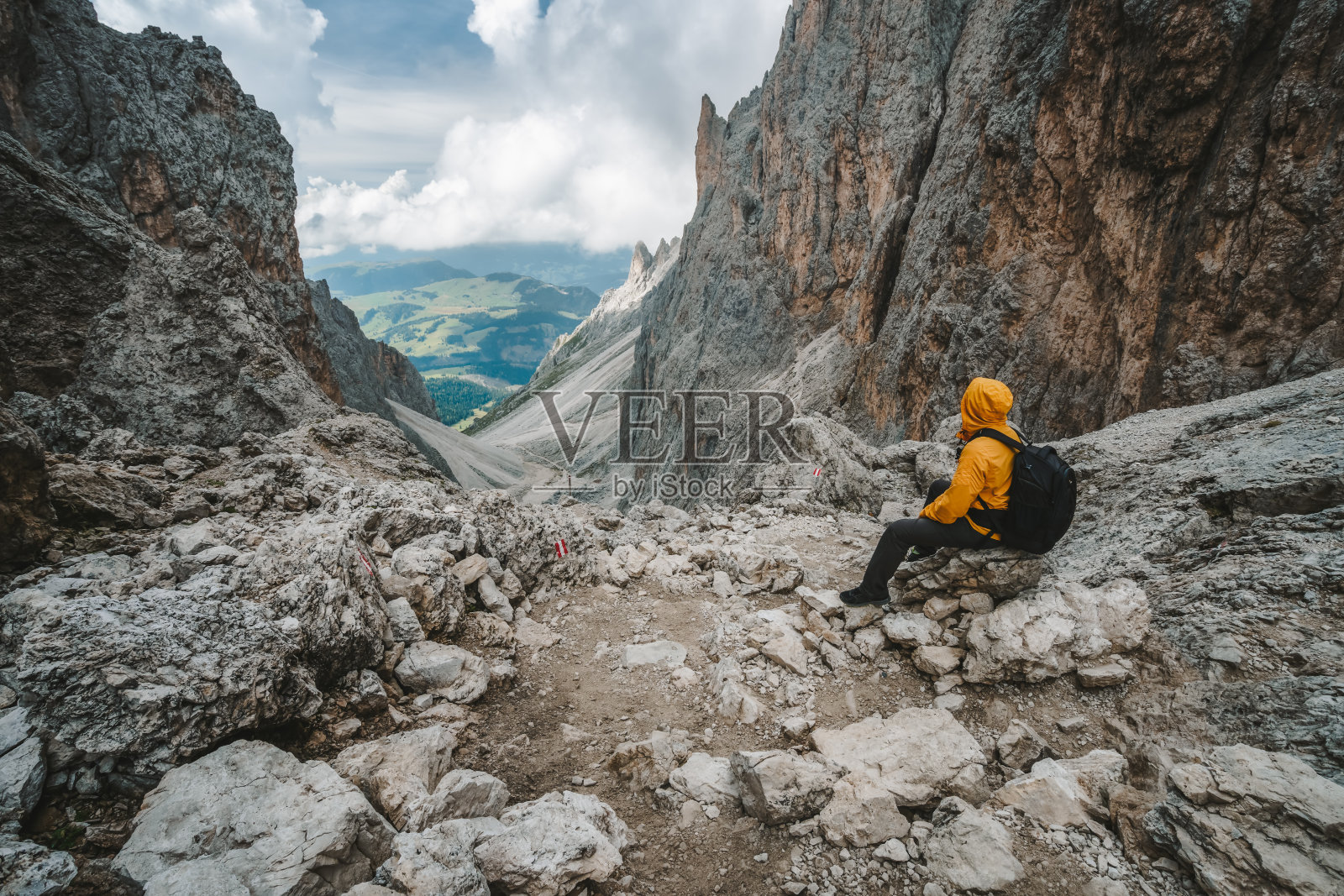 一名徒步旅行者在萨索伦戈山- Langkofel山口休息，阿尔卑斯迪西，多洛米提山-南蒂罗尔，意大利，欧洲，联合国教科文组织世界遗产照片摄影图片