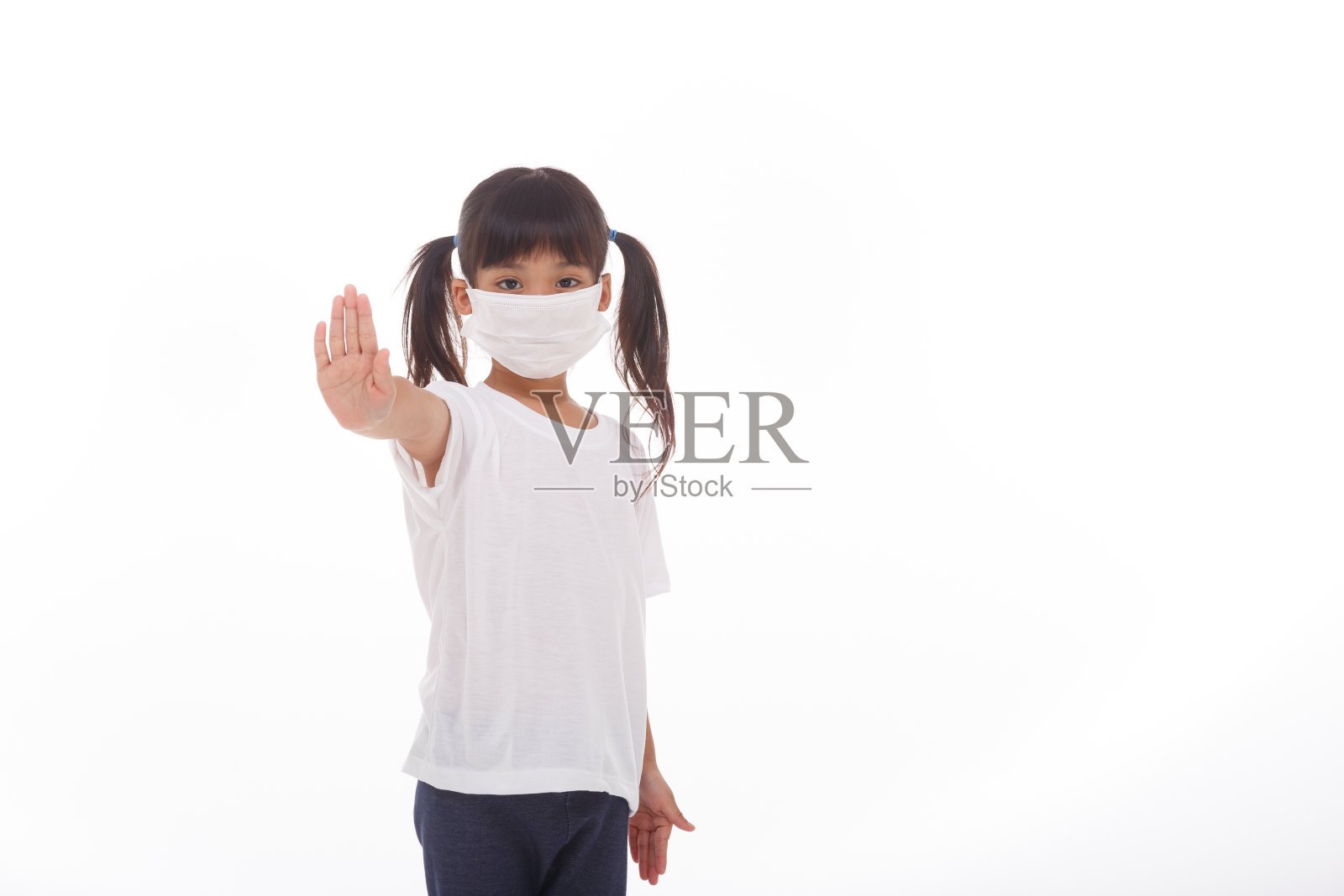 亚洲小女孩戴口罩保护冠状病毒爆发照片摄影图片