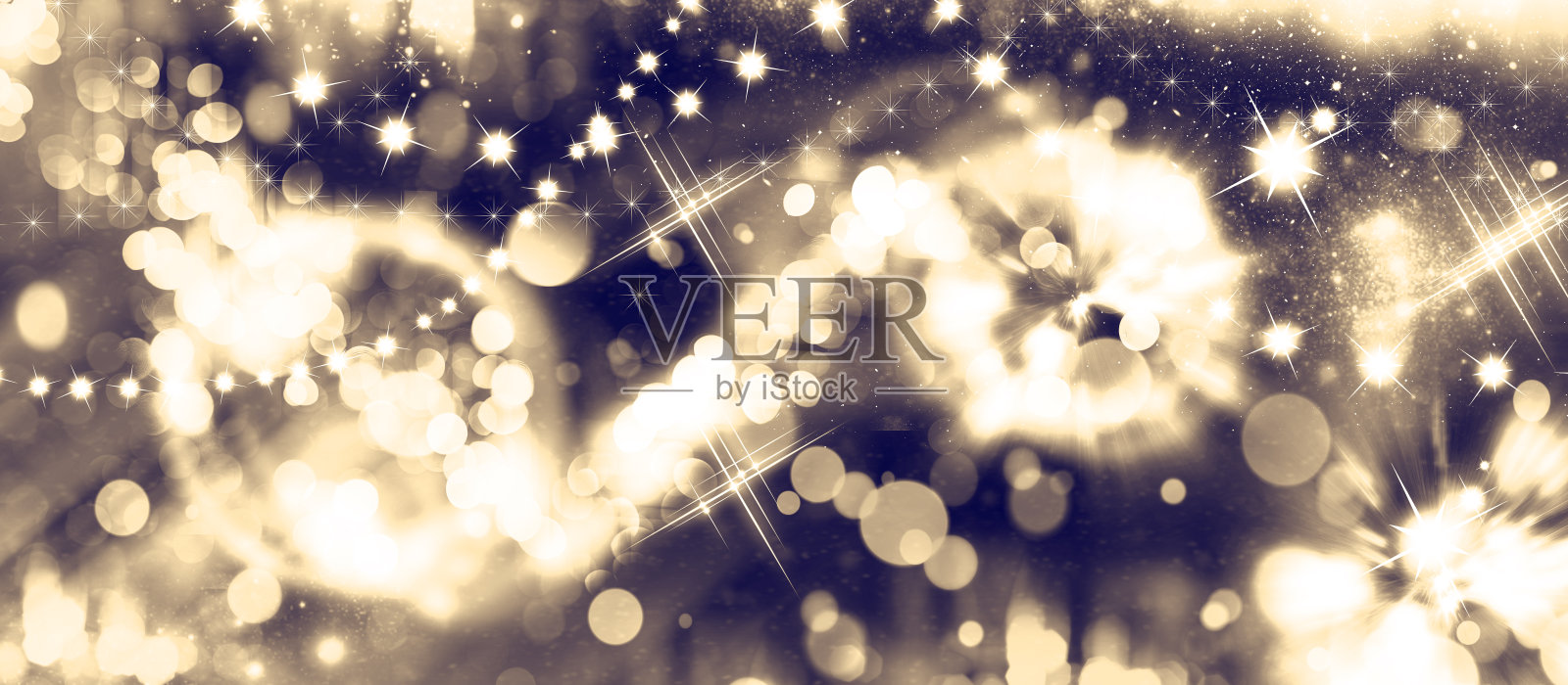 金色假日抽象闪光散焦背景与闪烁的星星和花环。发光的金色背景。插画图片素材