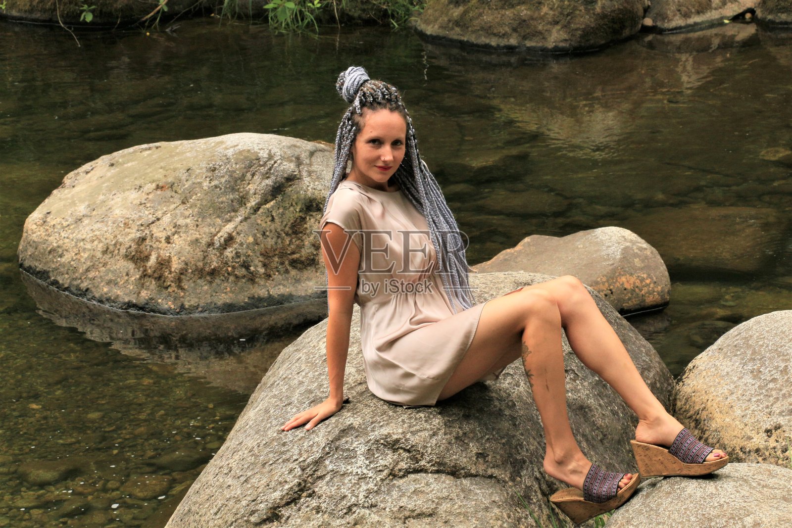 岩石上的女人照片摄影图片