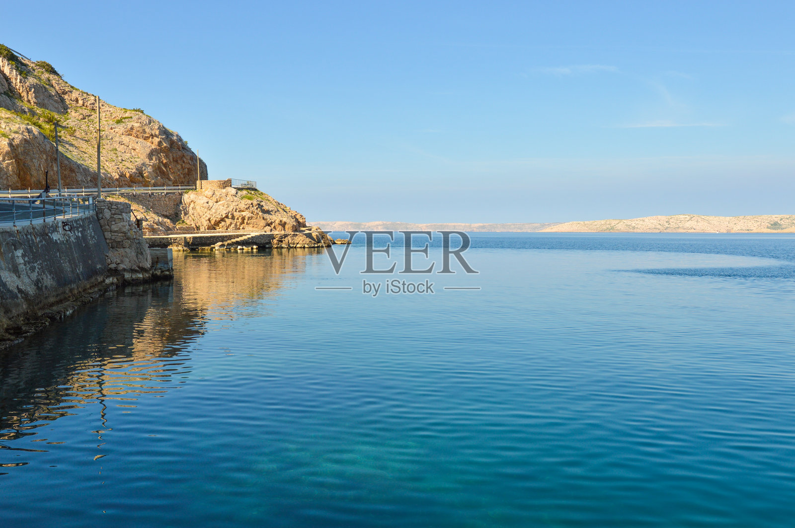 亚得里亚海的早晨景观与岩石地形和平静的海照片摄影图片