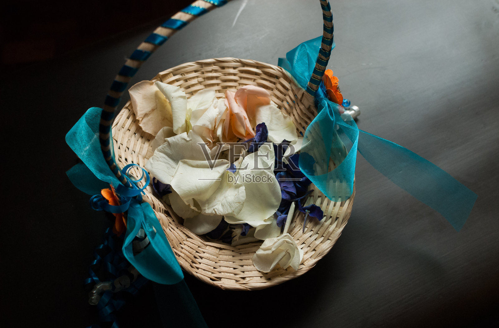 花瓣篮子照片摄影图片