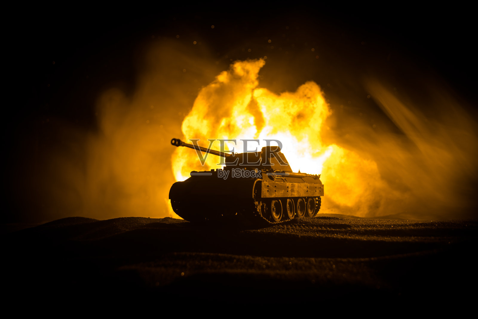 战争的概念。军事剪影战斗场景的战争雾天空的背景，世界大战士兵剪影下多云的天际线在晚上。在被毁的城市里战斗。有选择性的重点照片摄影图片