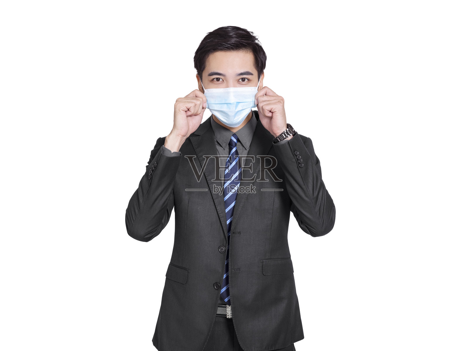 年轻商人戴医用口罩进行防护，并双手检查照片摄影图片