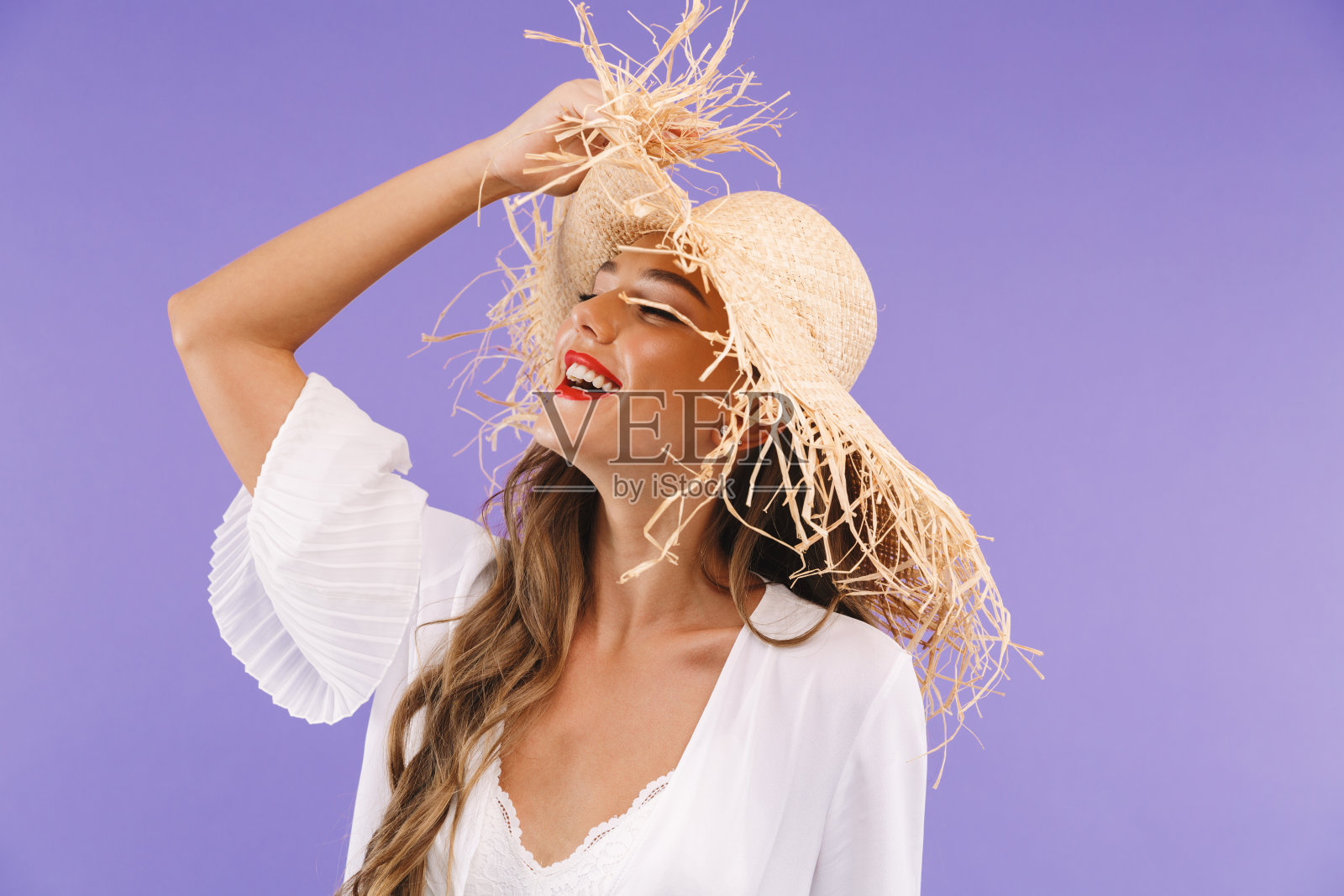 一个笑着的年轻女子的肖像照片摄影图片