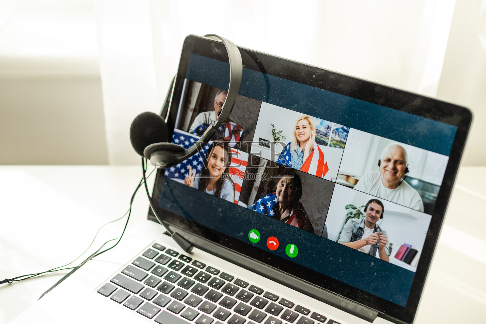 美国国旗和视频通过笔记本电脑，视频会议照片摄影图片