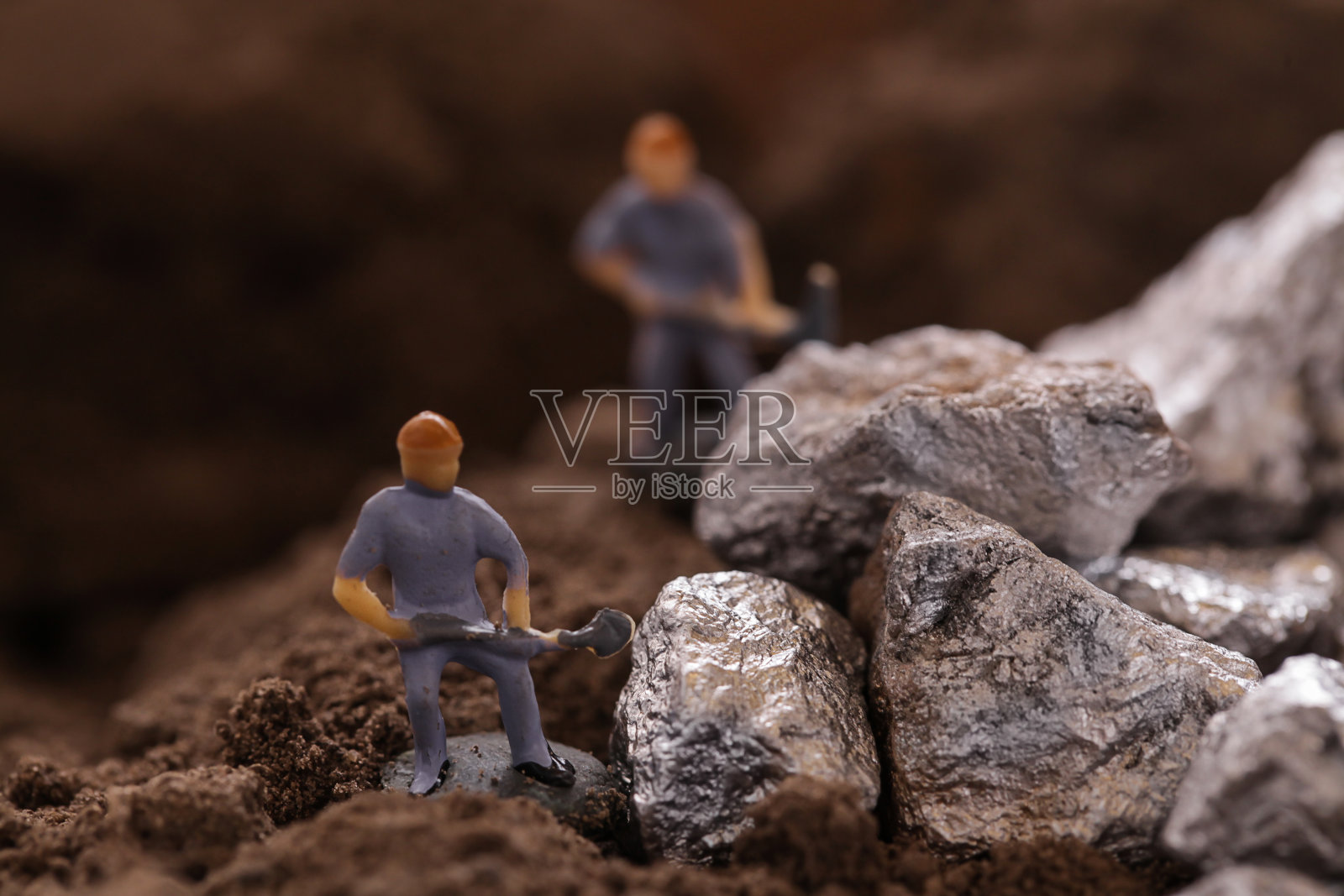 钴、镍矿的开采。微型工人开采金属锌和银。矿业业务或矿产资源部。照片摄影图片