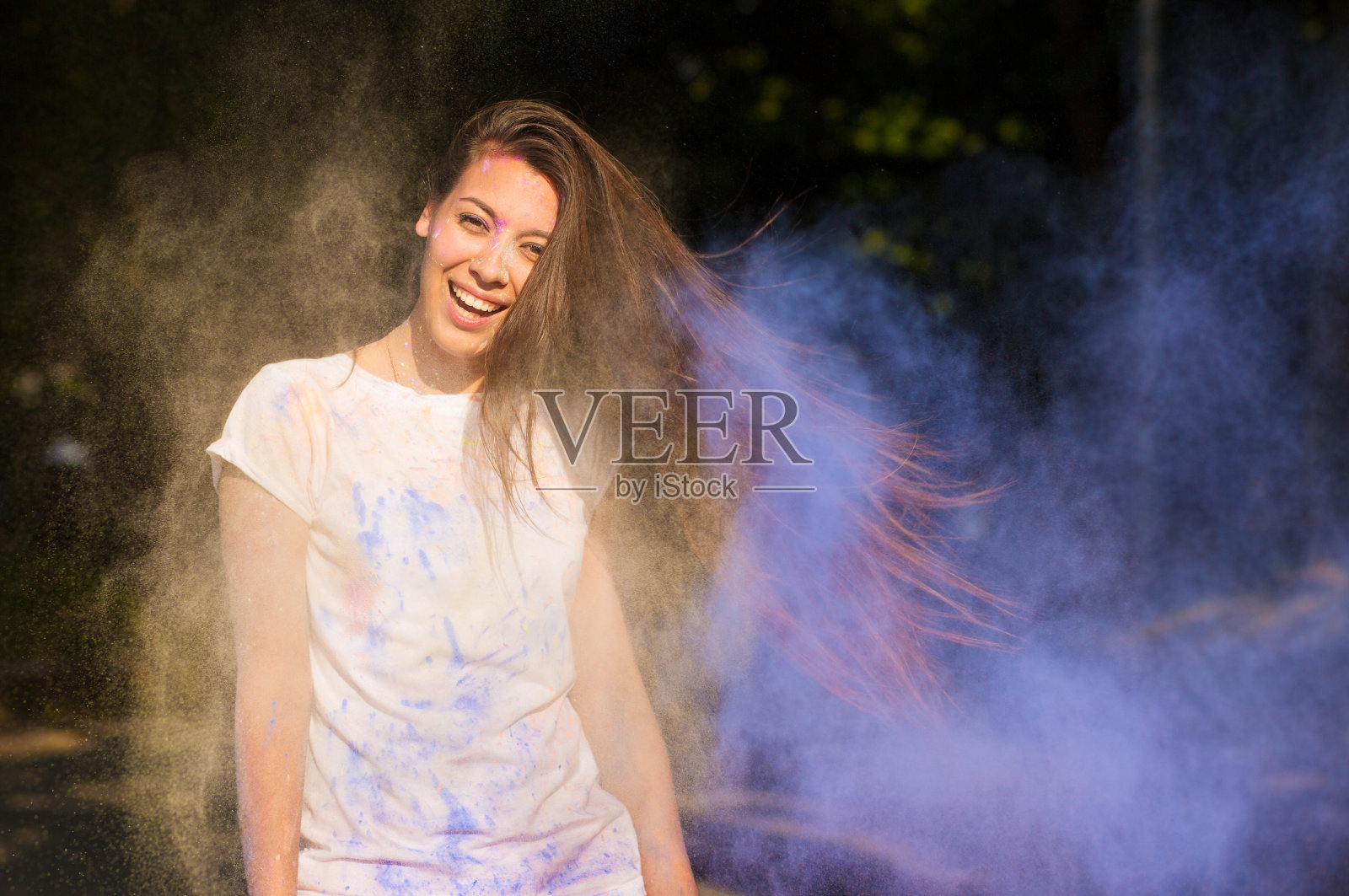 积极的年轻亚洲女性与长头发玩胡里节油漆照片摄影图片