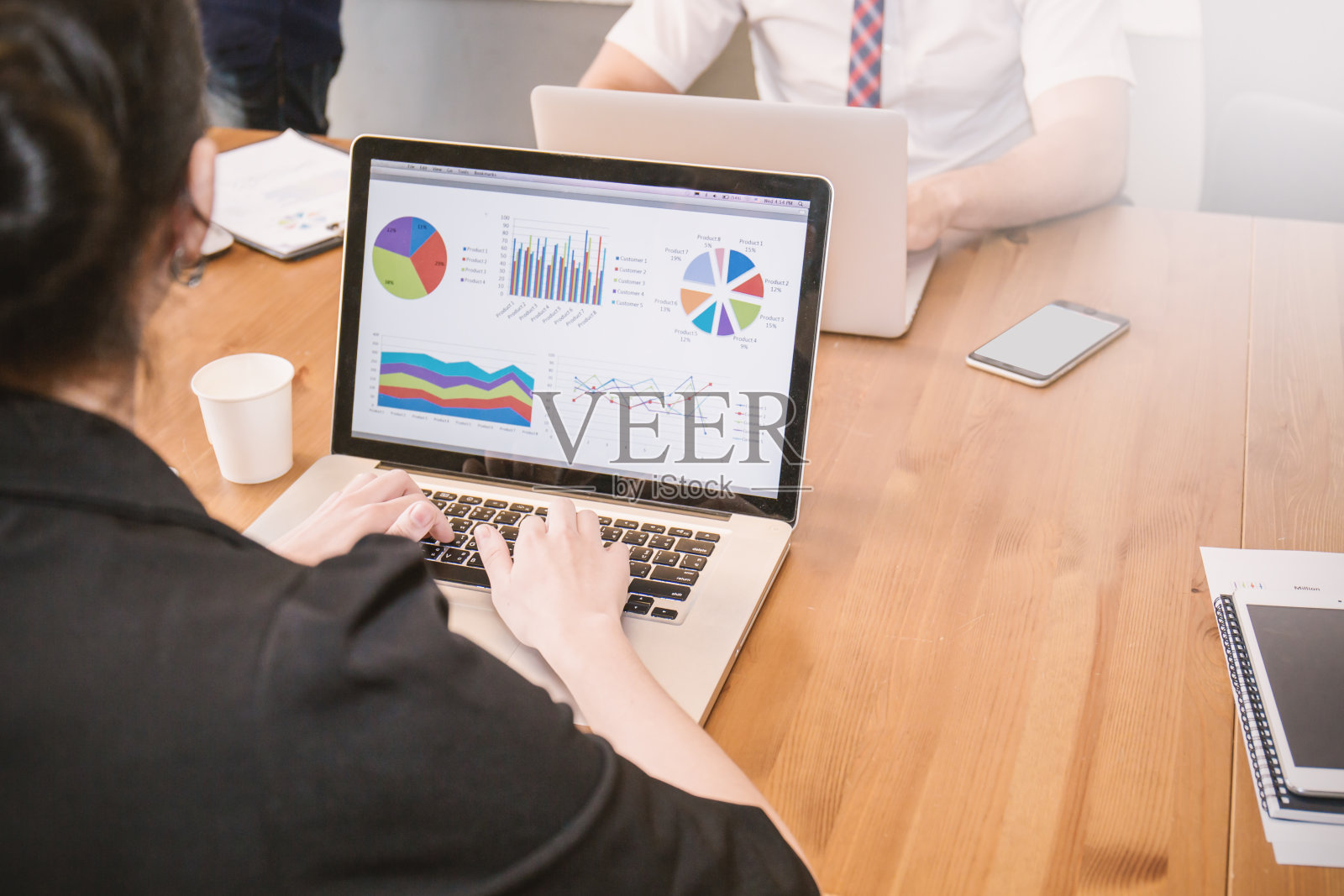 在家庭、房间或办公室开会时使用笔记本电脑的商务女性照片摄影图片