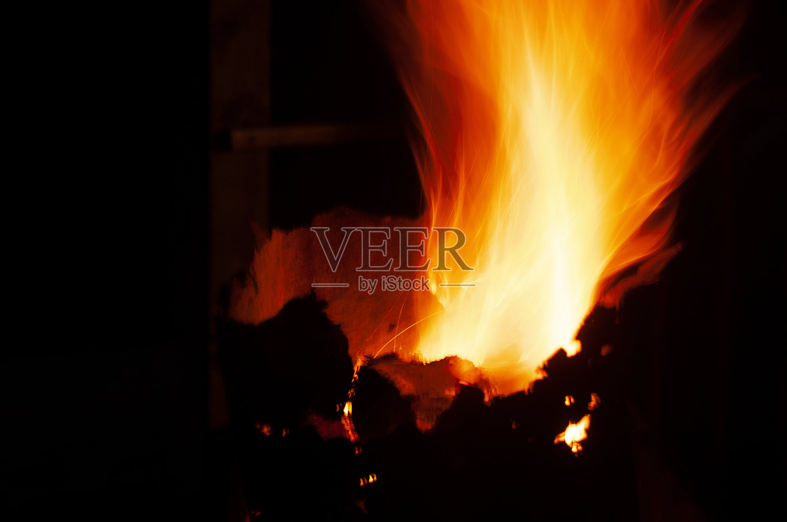 火焰在黑色背景上被隔离照片摄影图片