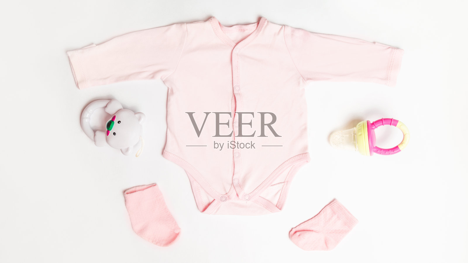婴儿用品，购物，紧身衣，玩具，袜子，咬一个白色的背景俯视图或平躺。新生儿婴儿服装照片摄影图片
