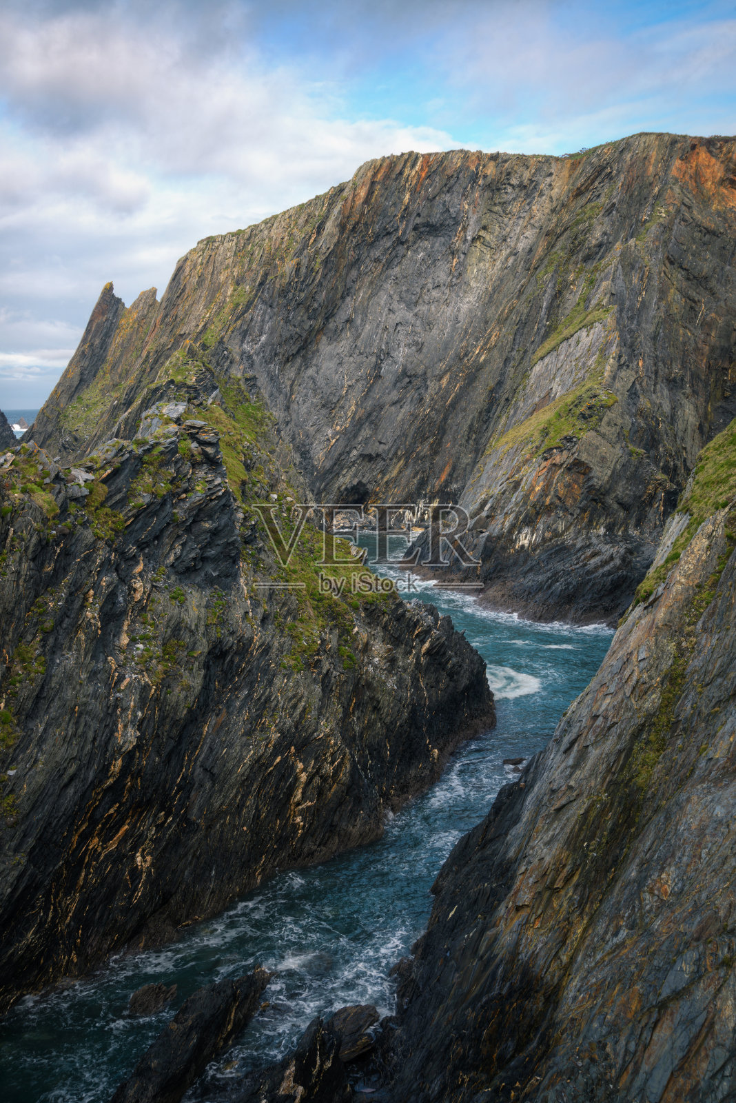 洛伊巴坎塔布里安海边的野生悬崖逐渐消失照片摄影图片