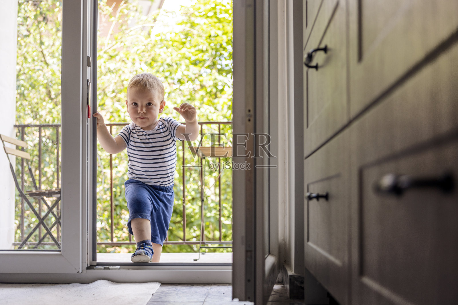小男孩从楼梯口走进公寓照片摄影图片