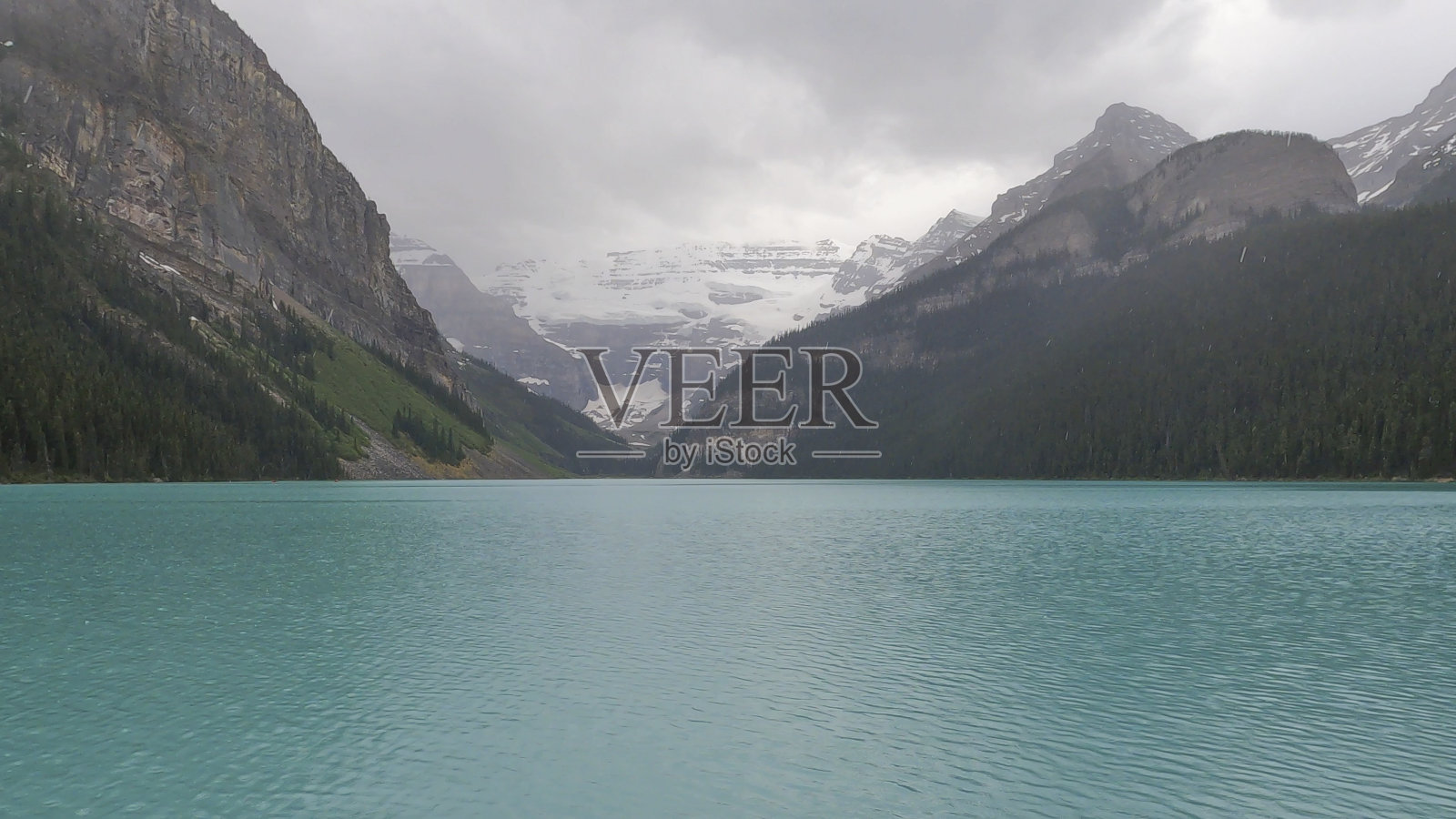 美丽的路易丝湖在夏天的风景照片摄影图片