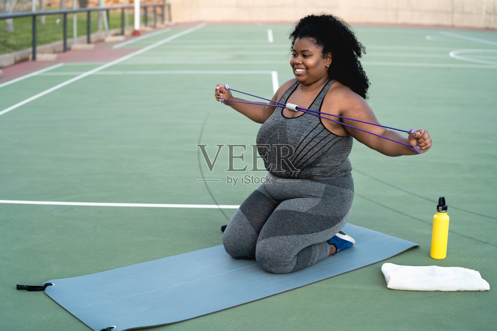 弯曲的非洲妇女做锻炼锻炼会议-年轻的非洲女性有乐趣的训练户外-运动的人的生活理念照片摄影图片