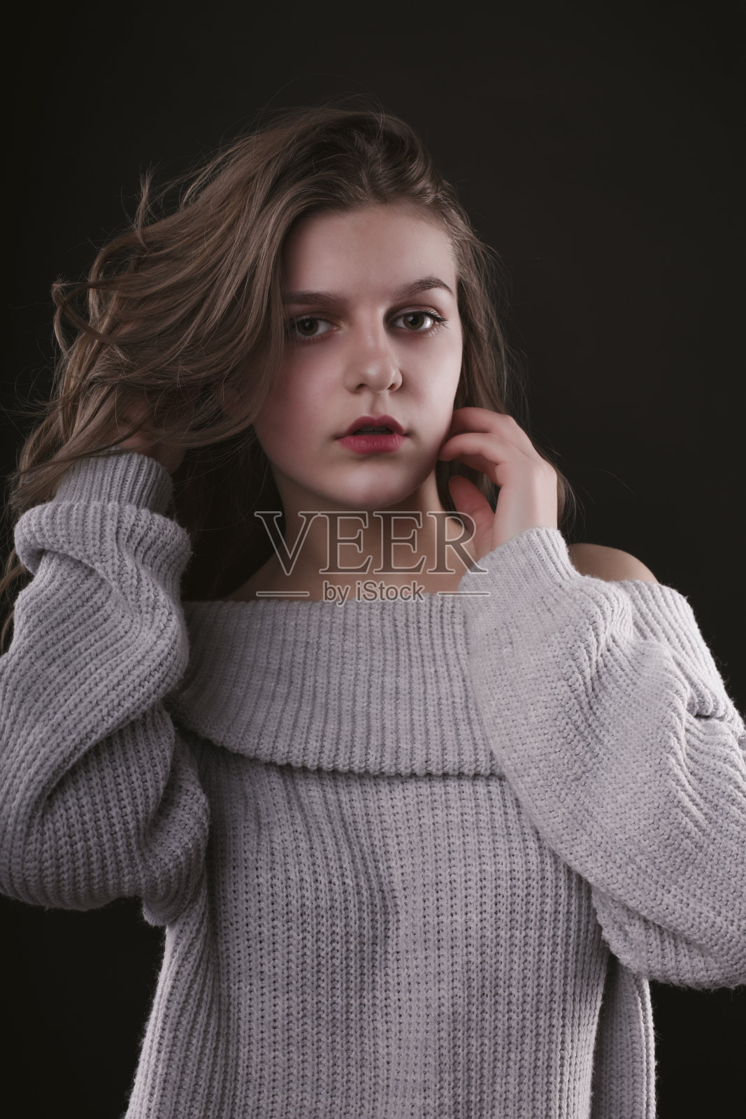 漂亮的年轻女士，金发碧眼，穿着毛衣照片摄影图片