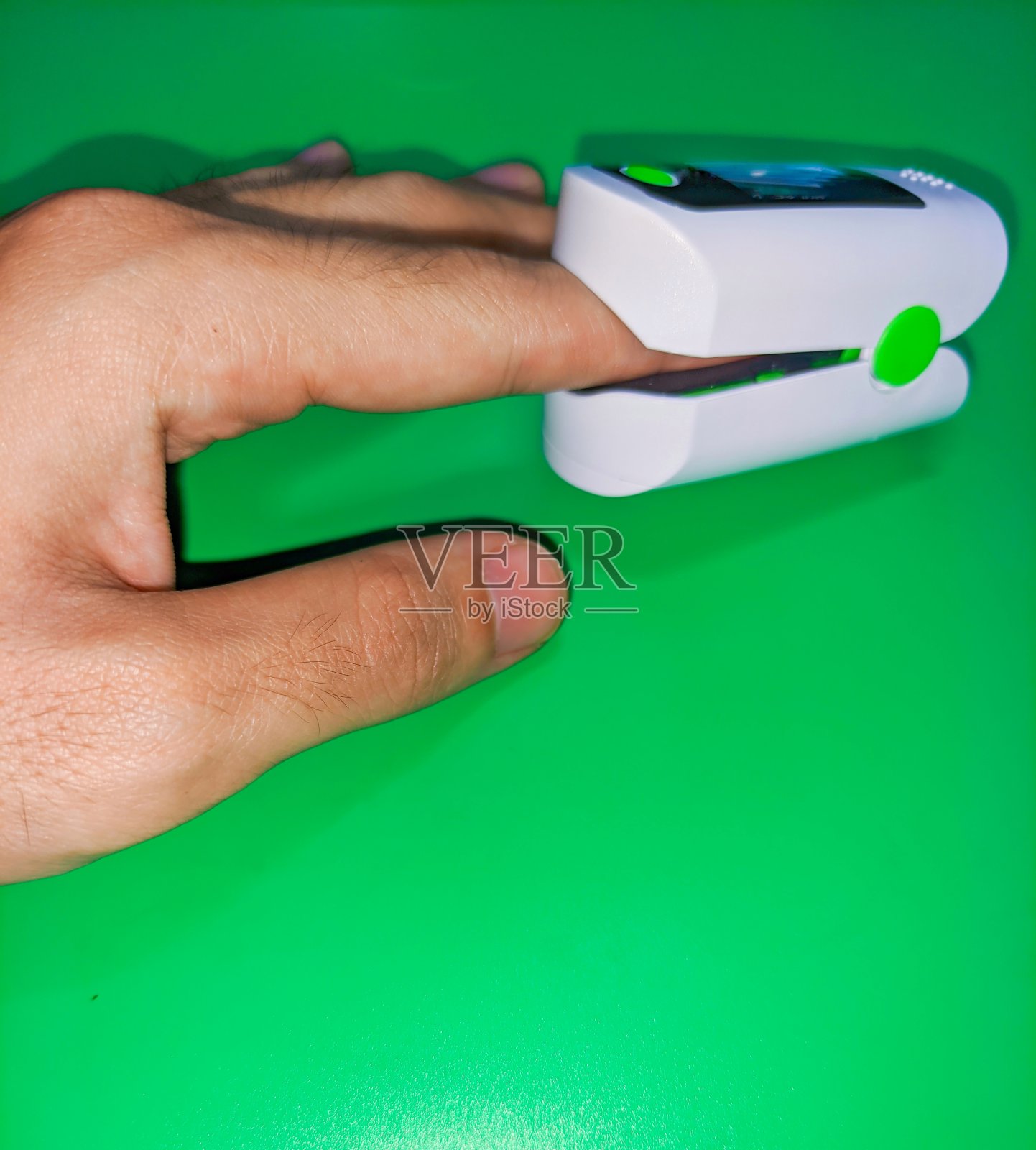 脉搏血氧计。手指血氧饱和度测量仪。医疗理念与保健。冠状病毒预防。医院照片摄影图片