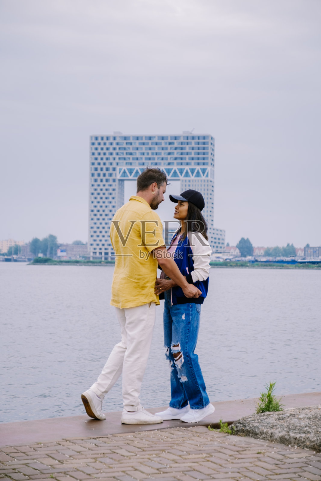 NDSM码头阿姆斯特丹艺术社区称为Kinetisch Noord，阿姆斯特丹地下文化中心与海滩酒店和许多餐馆即将到来，夫妇夫妇访问阿姆斯特丹Noord照片摄影图片