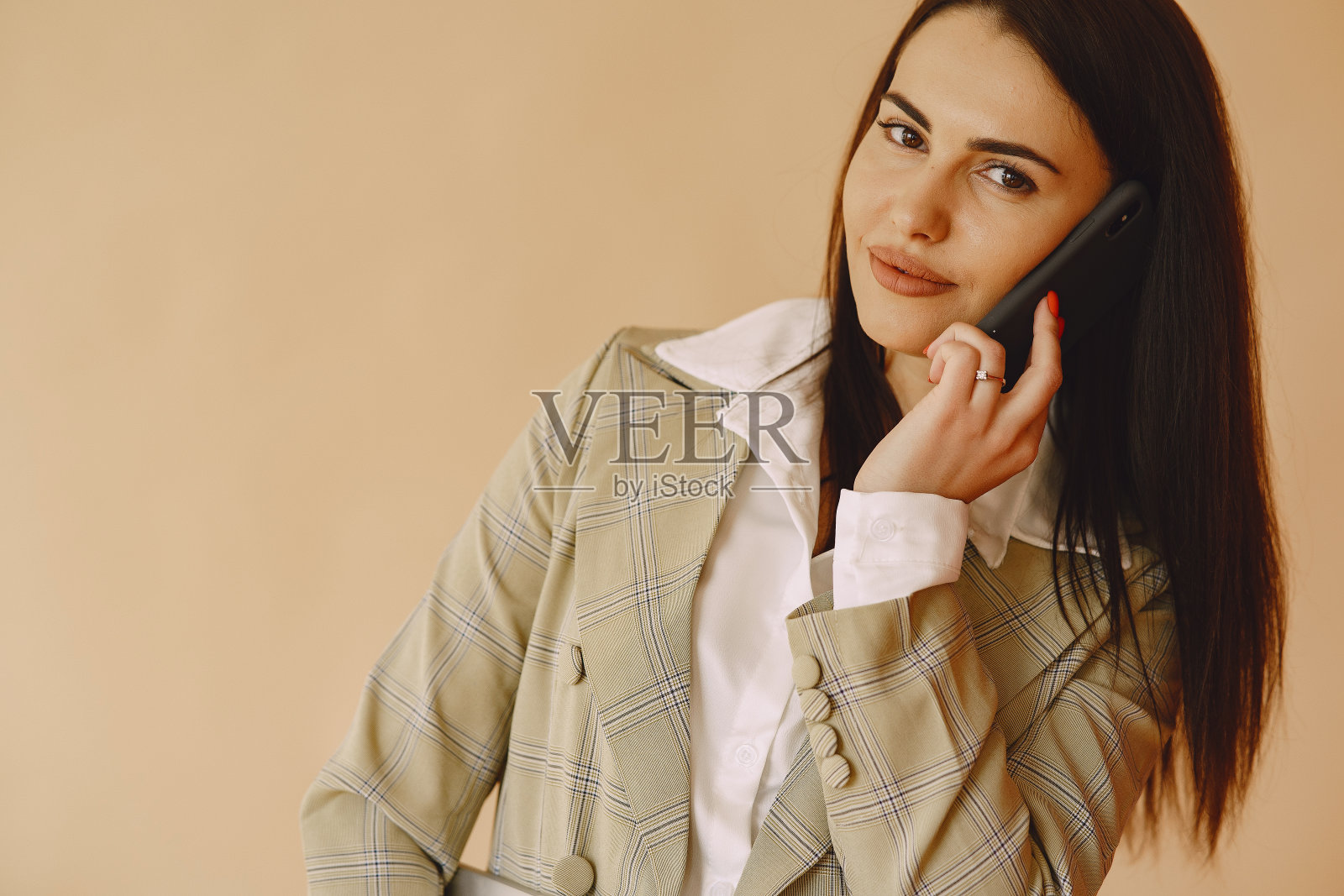 站在棕色背景上的女人照片摄影图片