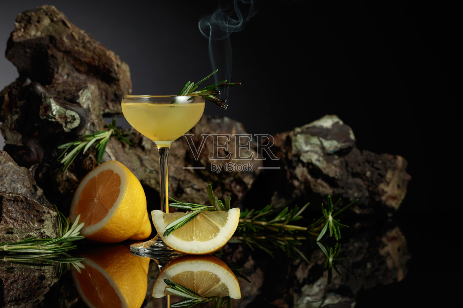 黑色背景上的传统自制柠檬利口酒。照片摄影图片