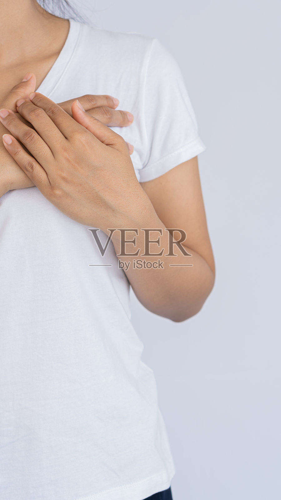 有胸痛的年轻女子穿着白色衬衫白色背景照片摄影图片