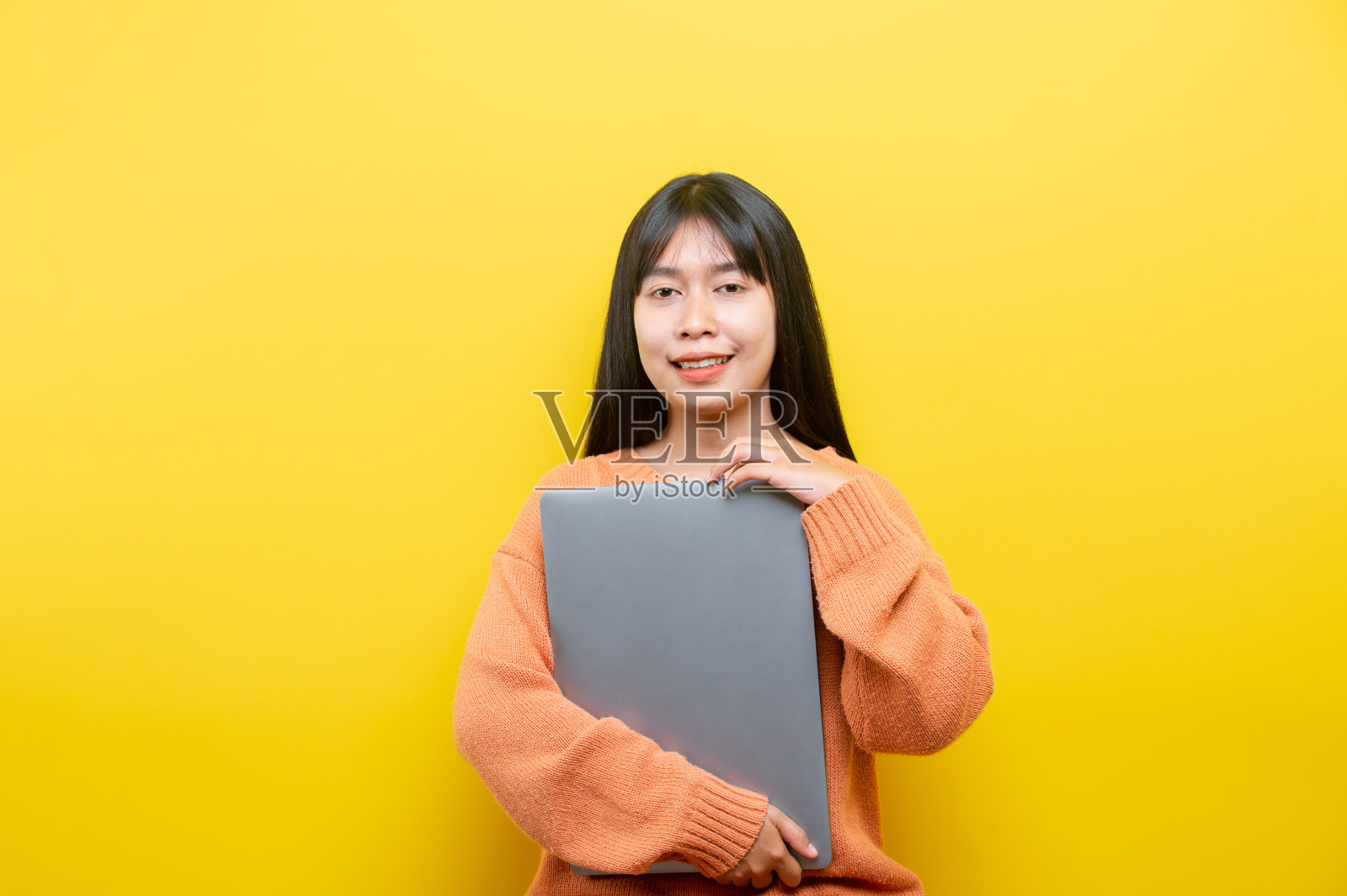 全身尺寸的照片，欢快正面可爱漂亮迷人的博主浏览她的笔记本电脑照片摄影图片